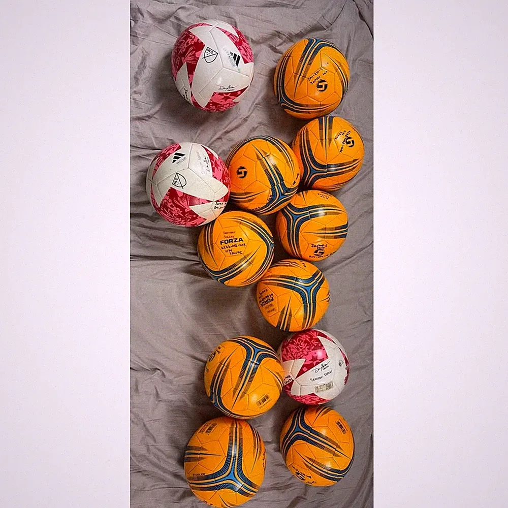 12 SIZE 4 soccer balls