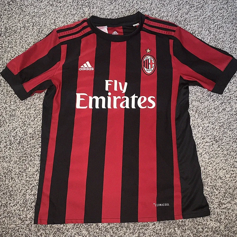 AC Milan 2017-2018 Soccer Jersey Boys Youth Kids Size Medium Home Shirt