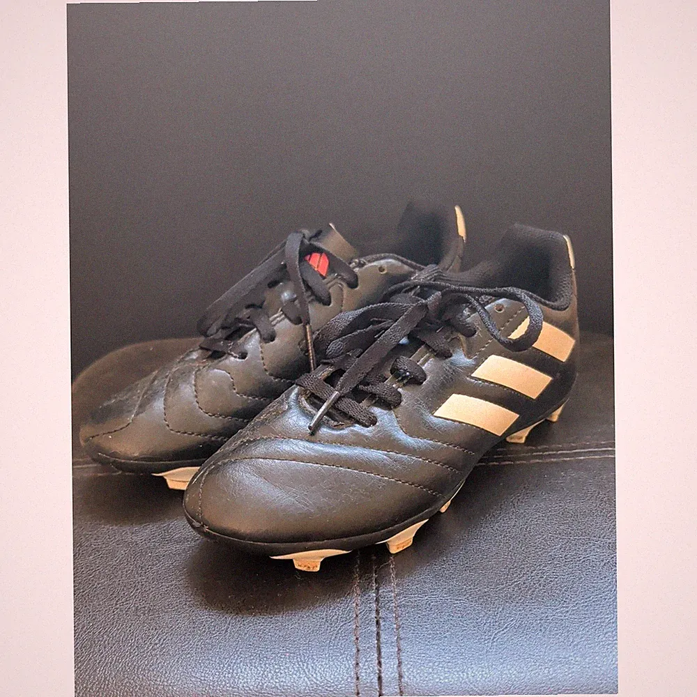 Adidas Boys Size 2 Black Classic 3 Stripe Lace Up Outdoor Soccer Cleats