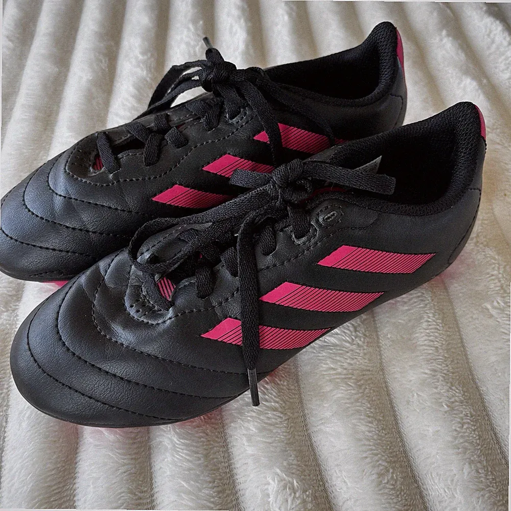 Adidas -Girls Cleats, youth -Size 1 .5 soccer Black /Pink Shoes.