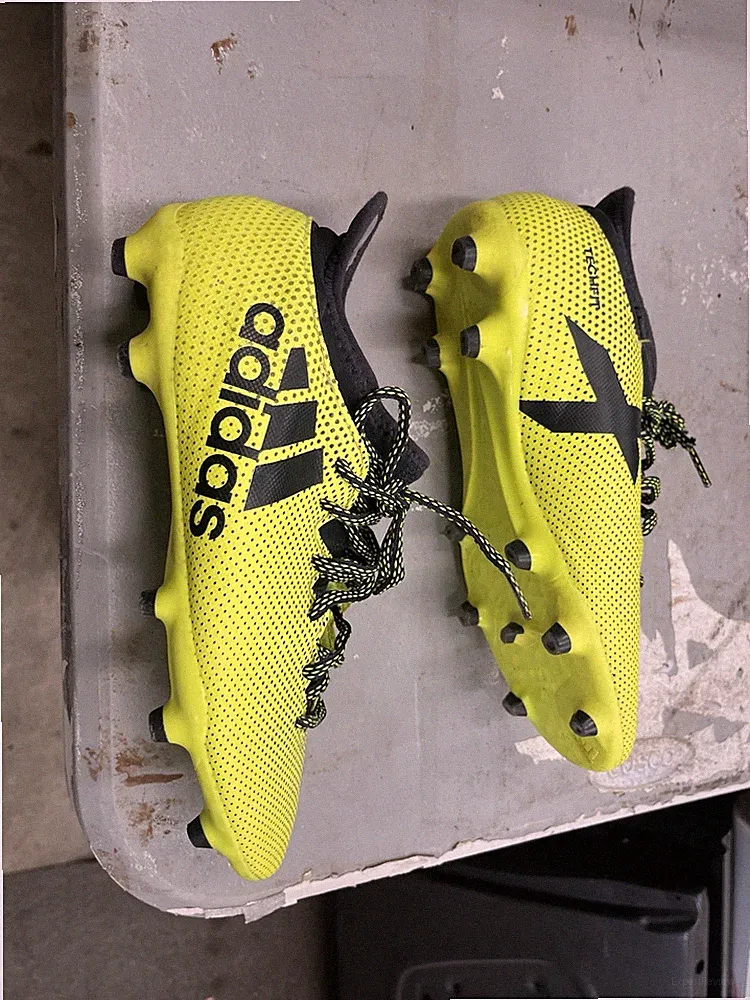 Adidas Girls Size 6.5 Cleats.