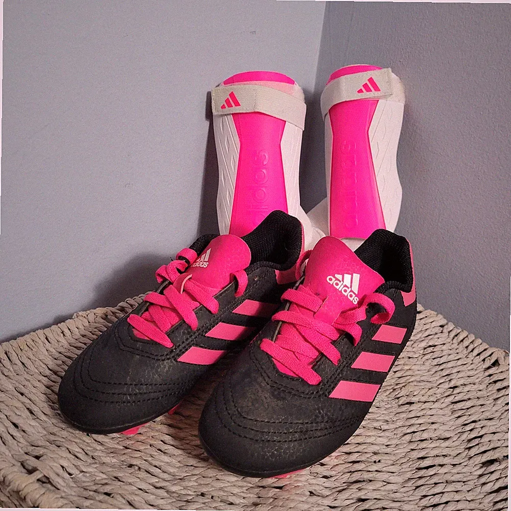 Adidas Girls Soccer Cleats Black/Pink Lace-up w/ Shin Guards Toddler Size 11