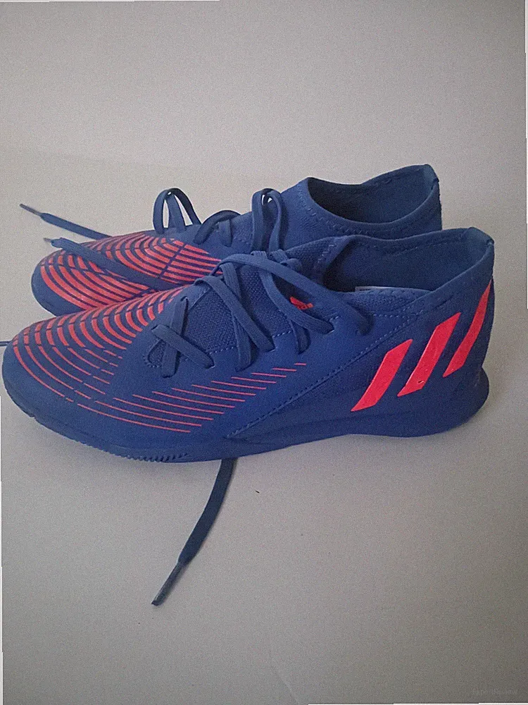 ADIDAS INDOOR SOCCER CLEATS SIZE 6 (Missing insoles)