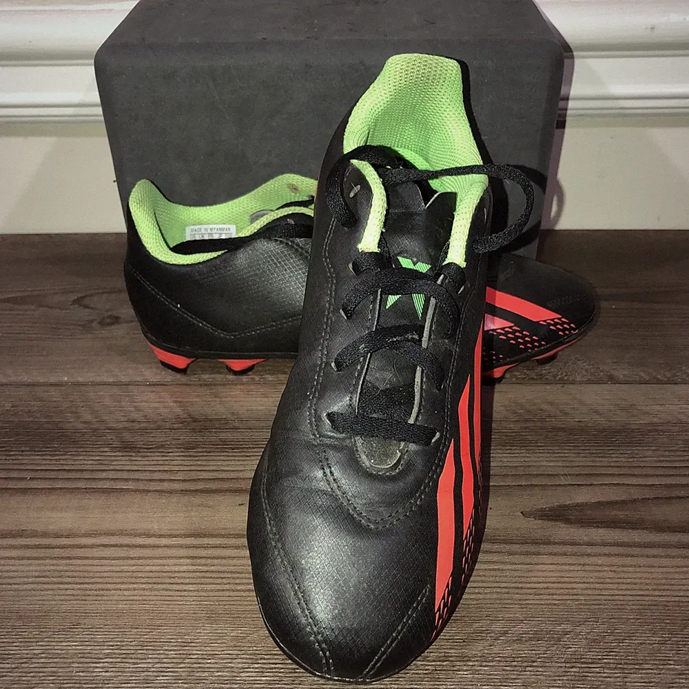 Adidas kid soccer cleats size 3.5 Black￼