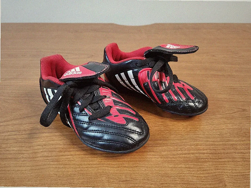 Adidas Kids Soccer Cleats – Art 029223 – Black/Red W/ White Stripes – Size 10K