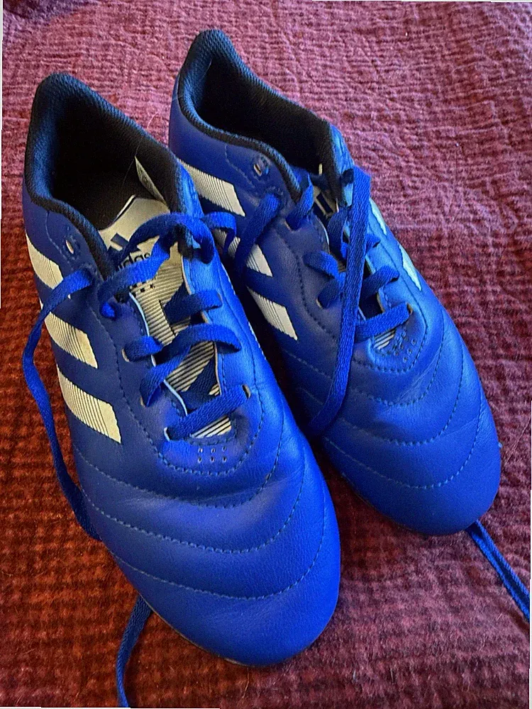 Adidas Kids Soccer Cleats Kids size 4 Blue