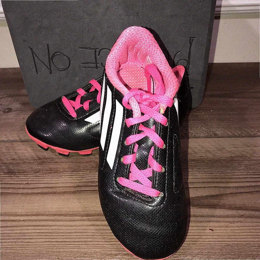 Adidas kids soccer cleats size 10.5 K black and pink￼