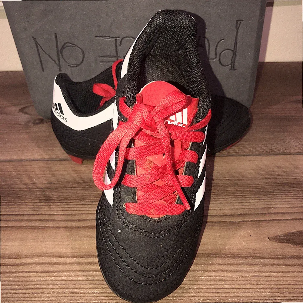 Adidas kids soccer cleats size 10 K black￼