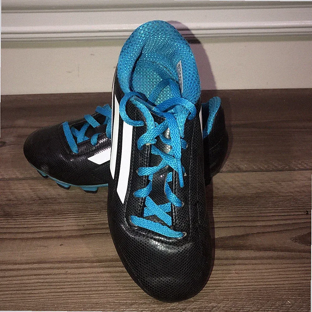 Adidas kids soccer cleats size 13 K black￼
