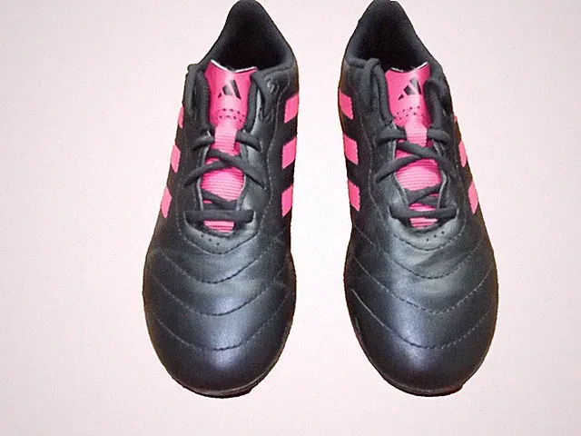ADIDAS KIDS UNISEX SOCCER CLEATS....SIZE 1.....VERY GOOD to EXCELLENT CONDITION