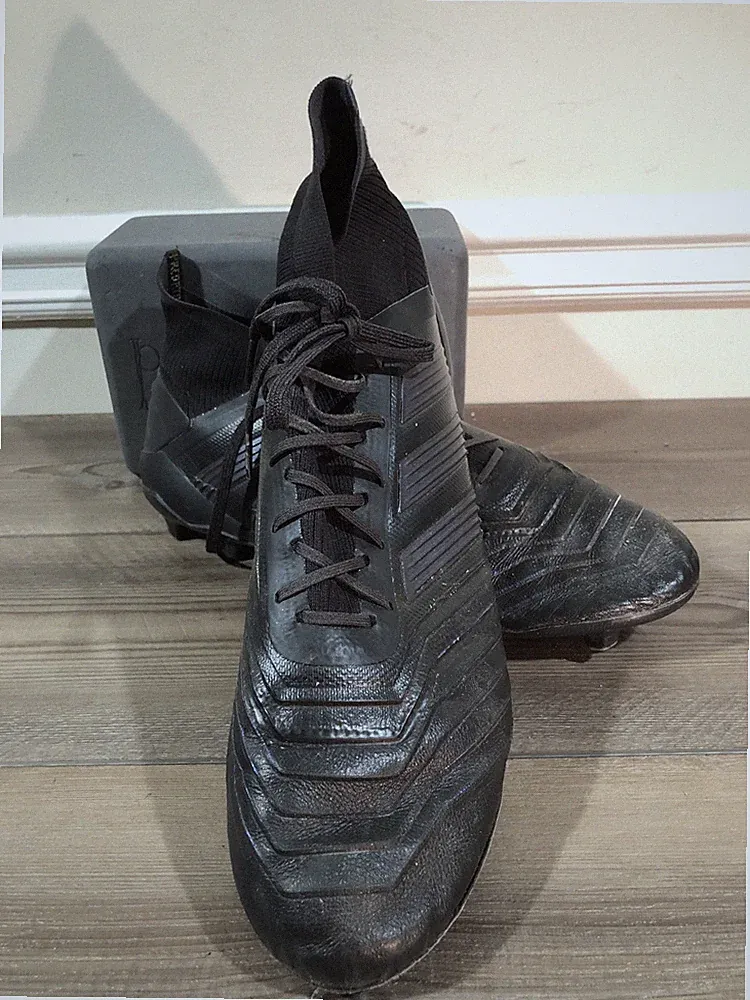 Adidas men’s predator soccer cleats control skin black size 13.5￼