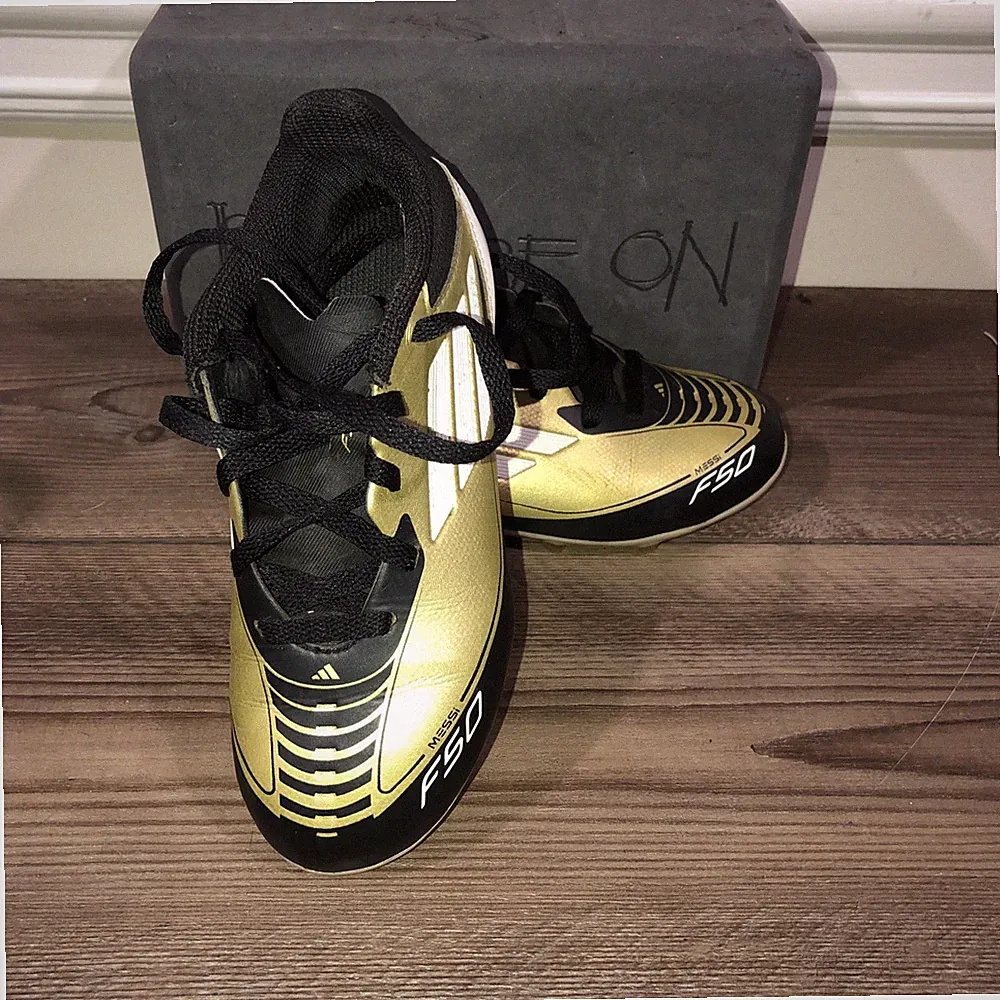Adidas Messi F 50 kids soccer cleats size 13K gold/black￼