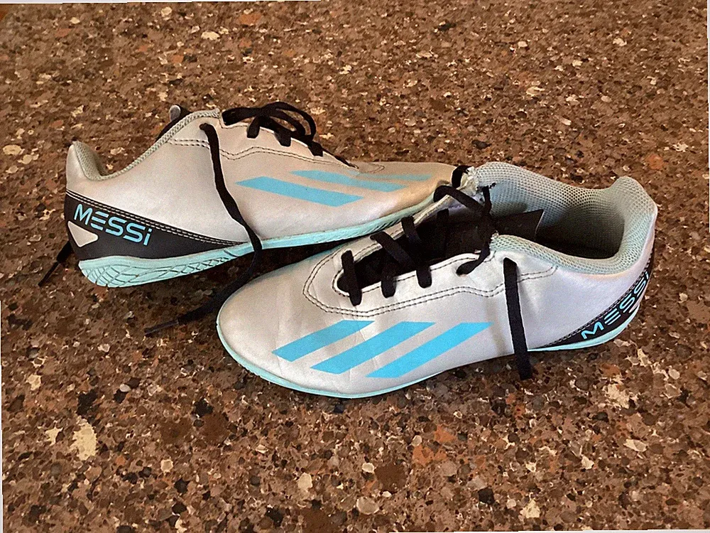 Adidas Messi Indoor Soccer Cleats Youth size 4 Silver/ Blue