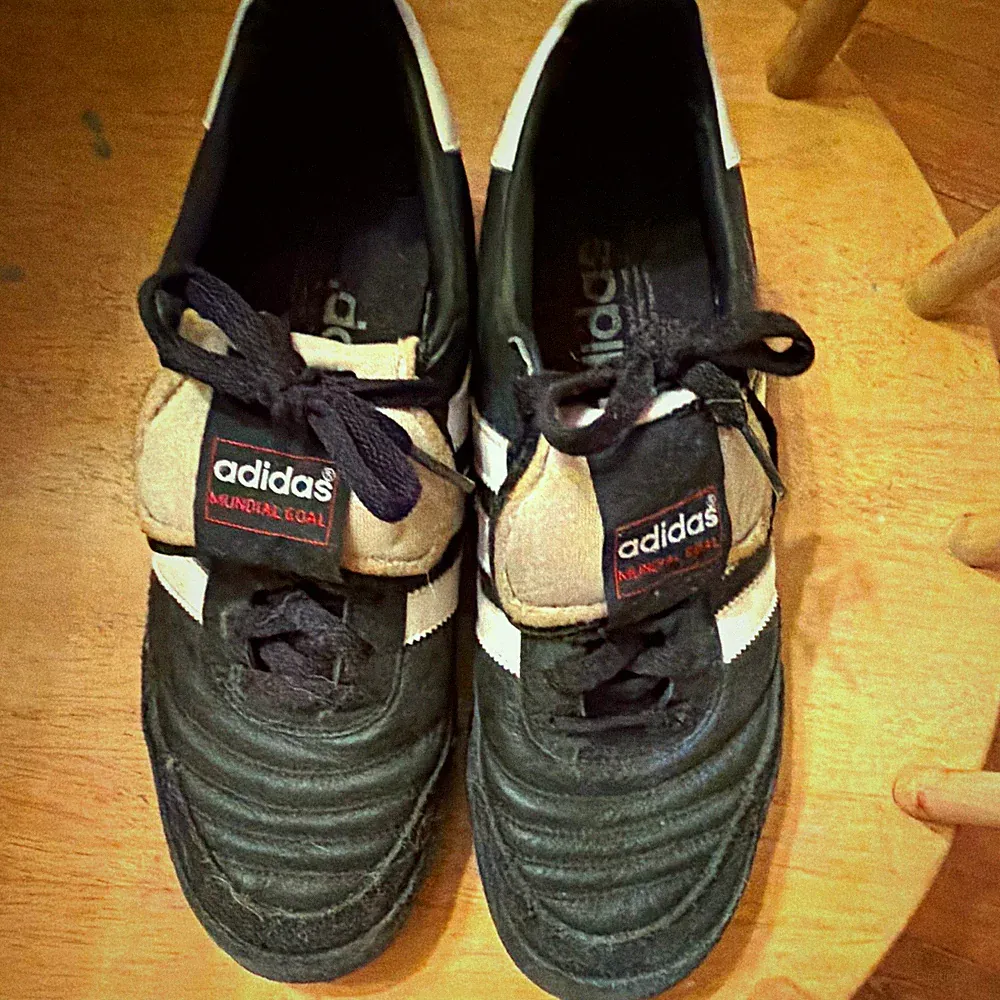 adidas Mundial Goal Men’s Low Top Lace Up Soccer Shoes Black/White Leather