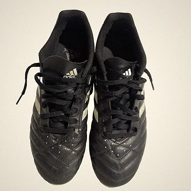 Adidas PBB698007 Size 9 Men Soccer Cleats Pre Owned Excellent condition