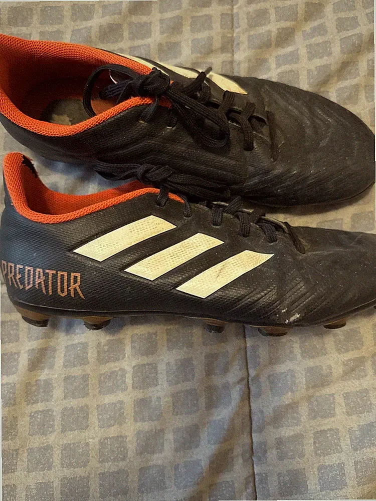 Adidas Predator Boys/Mens Soccer Cleats. Size 9