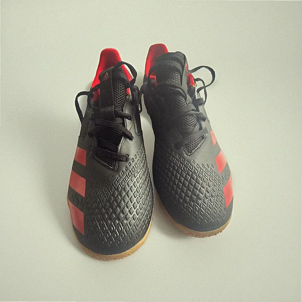 adidas Predator Men’s Indoor Soccer Shoes Black/Red Lace-Up Low Top Rubber