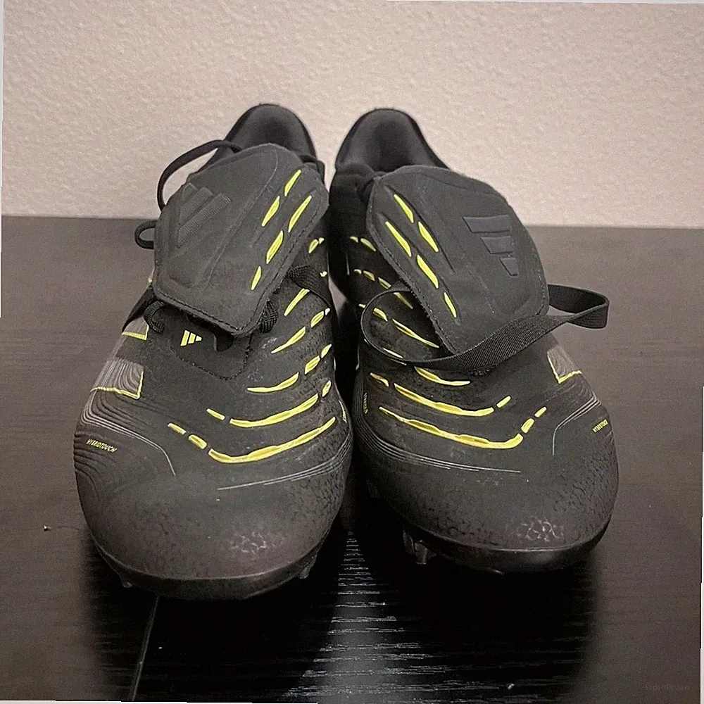 adidas Predator Men’s Soccer Cleats Black/Yellow Lace Up Low Top Sneaker Pro FG