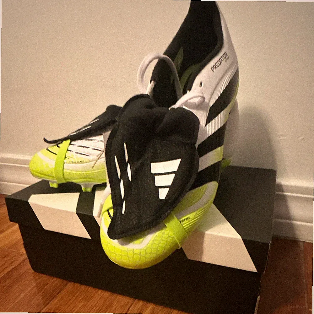 adidas Predator Men's Soccer Cleats Low Top Lace Up Synthetic White/Black/Yellow