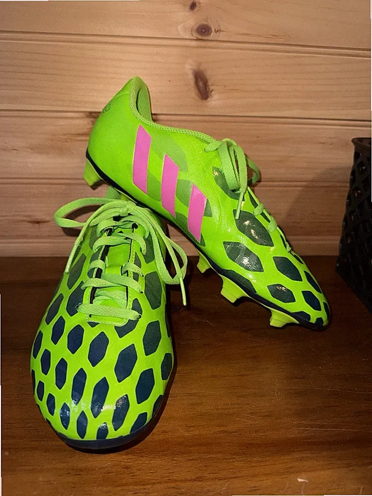 ADIDAS PREDITO JUNIOR SOCCER CLEATS Bright Solar Green & Pink Size 7.5 Women's