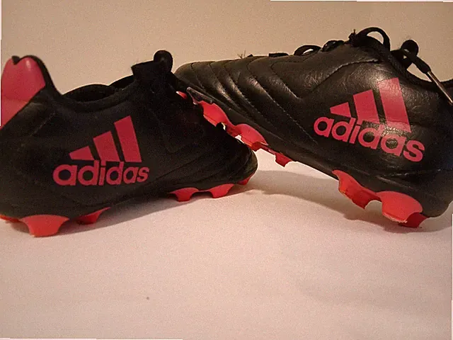 adidas soccer cleat girls size 12 1/2K pink/black