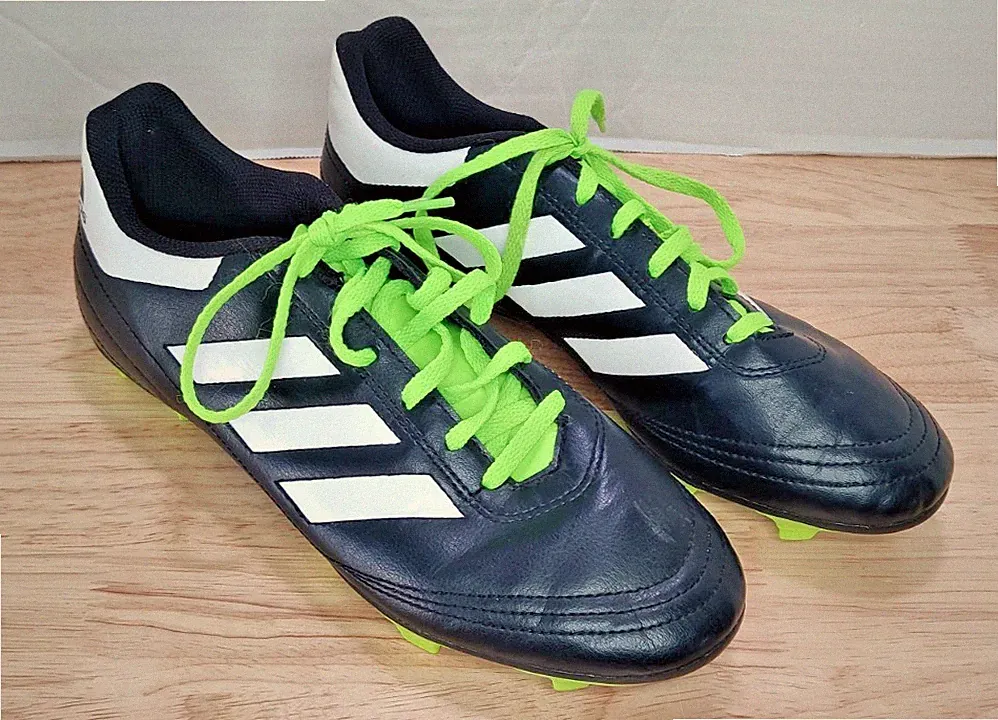 9 soccer cleats with laces
