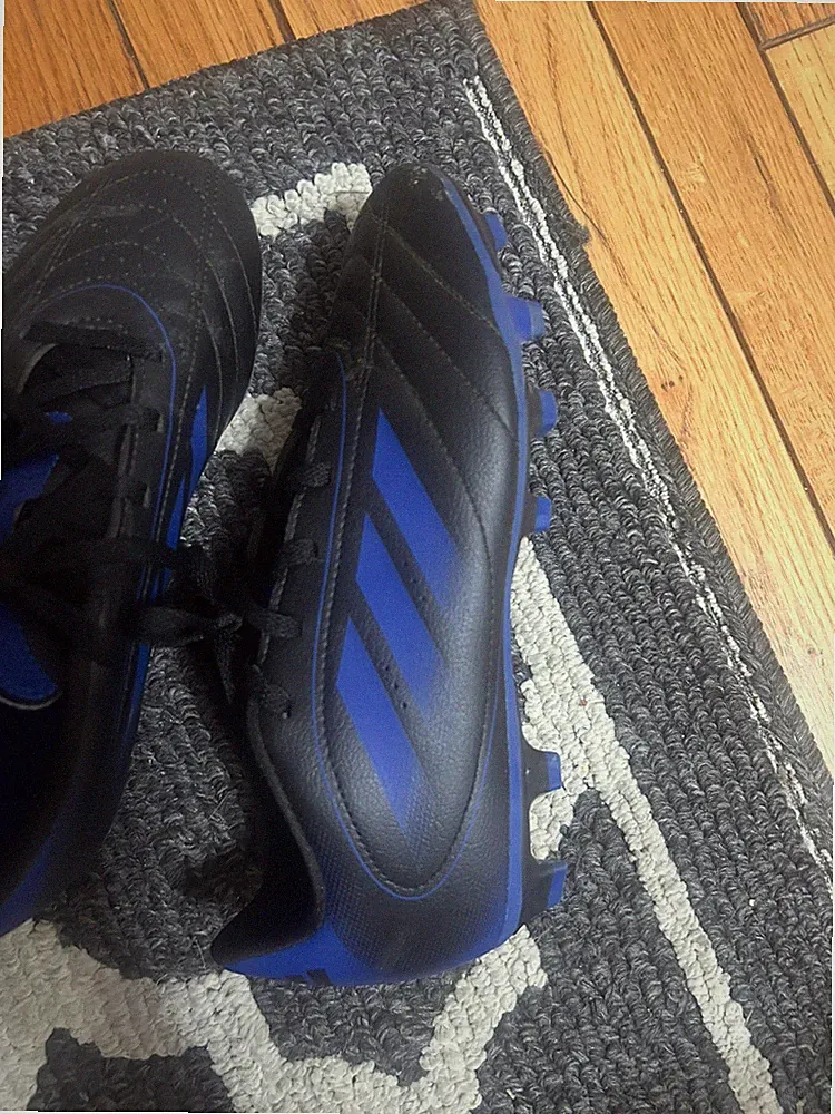 Adidas Soccer Cleats: Size 5