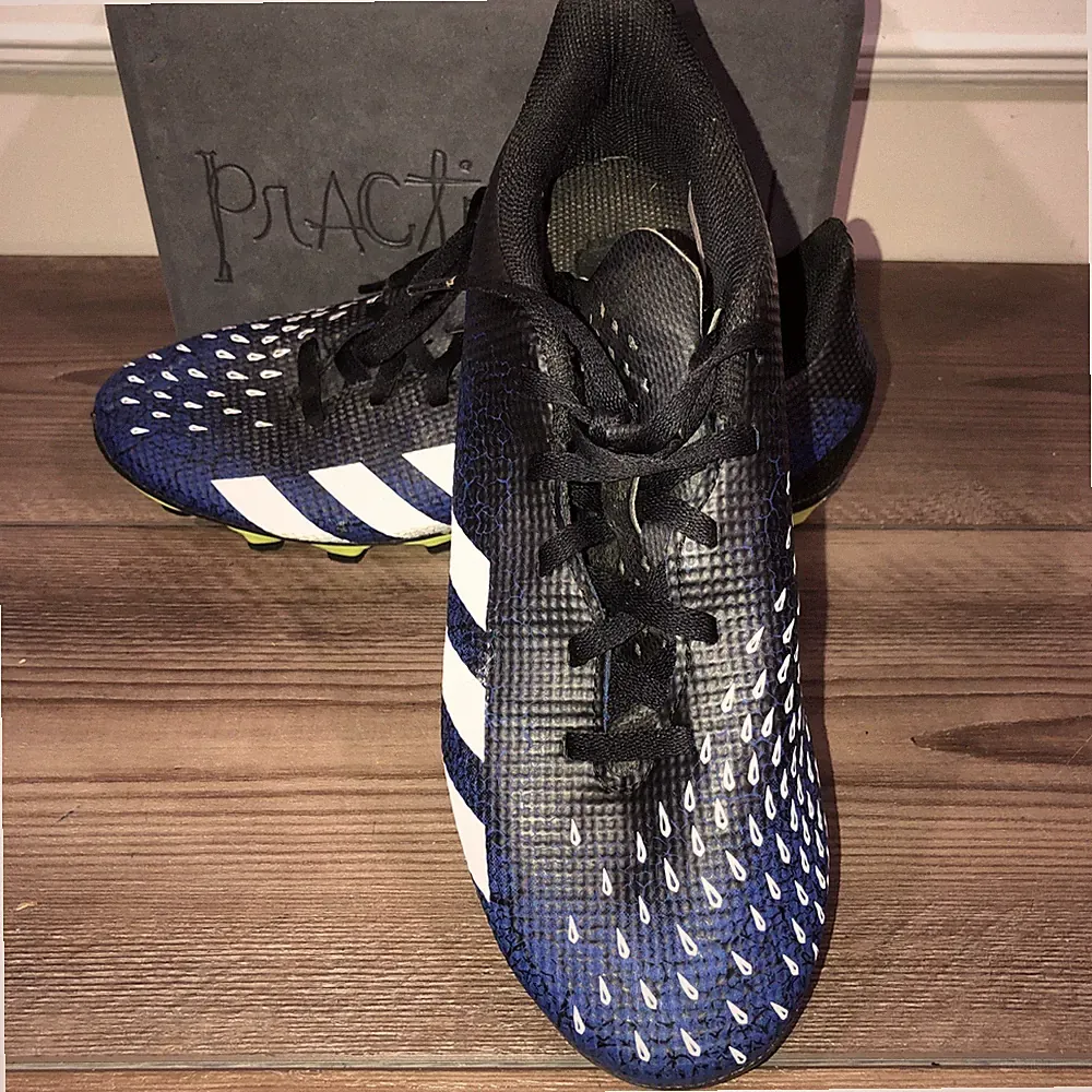Adidas soccer cleats size 5 Male/ Male blue￼