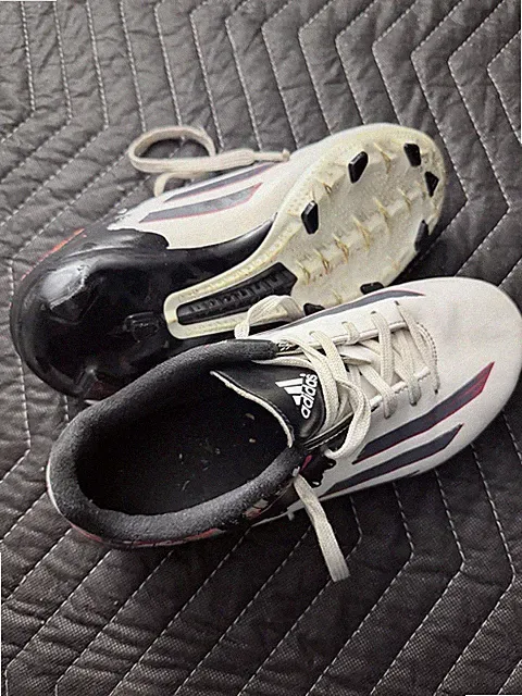 adidas White Black Red Low Top Synthetic Lace Up Plastic Soccer Cleats B23885