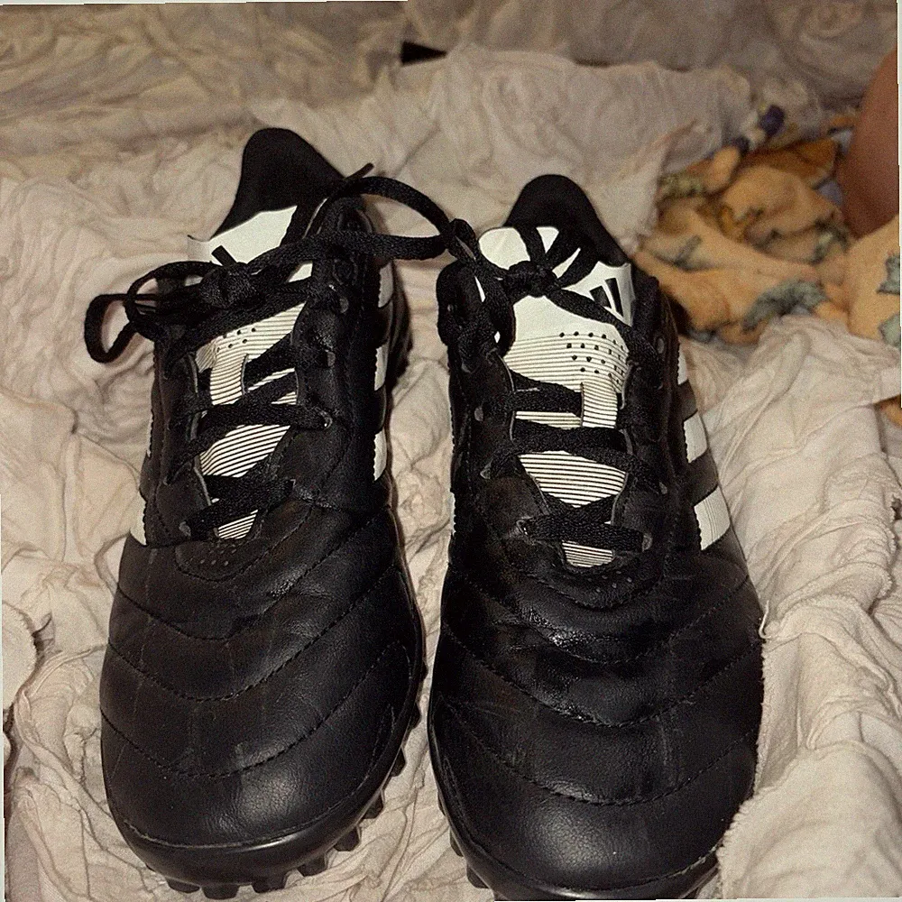 adidas women’s size 8 Black/White Low Top Lace Up Soccer TURF Cleats