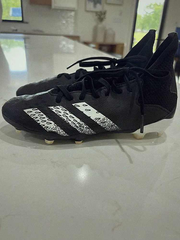 adidas Youth Predator Freak .3 Laceless Firm Ground Soccer Shoe Size 3