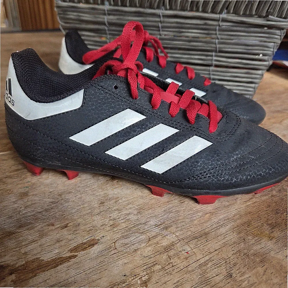 ADIDAS Youth Size 2 Soccer Cleats - BLACK WHITE RED - KIDS SOCCER CLEATS