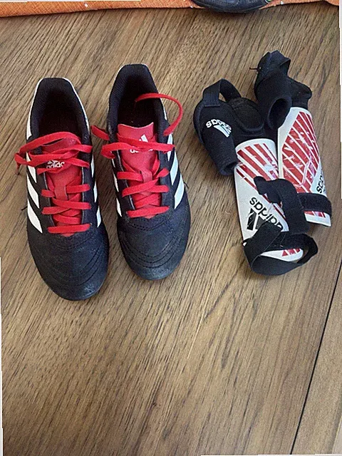 Adidas Youth Size Medium Soccer Cleats And Shin Guards
