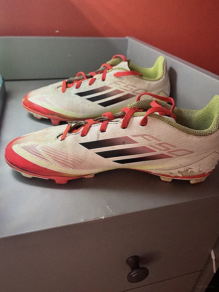adidas Youth Soccer Cleats Shoes White/Red/Green Molded Studs Pair! Size 4! F50!