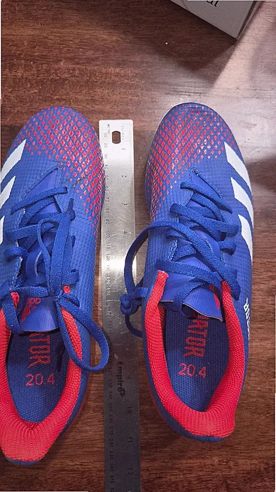 Adidds predator, soccer youth cleats size 6.5 used