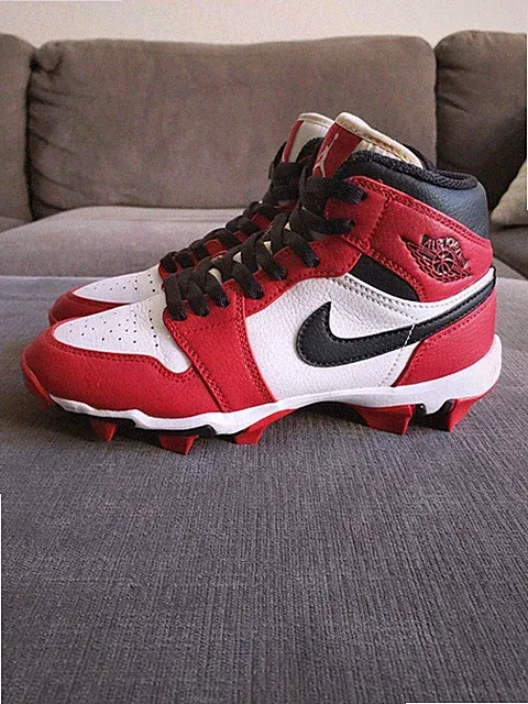 Air Jordan 1 Mid Youth Size 4Y Cleats Football Baseball Chicago Red HF6883-106