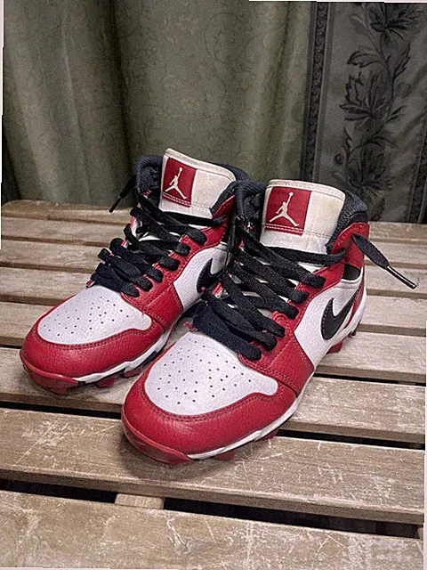 Air Jordan 1 Mid Youth Size 4Y Cleats Football Baseball Chicago Red HF6883-106