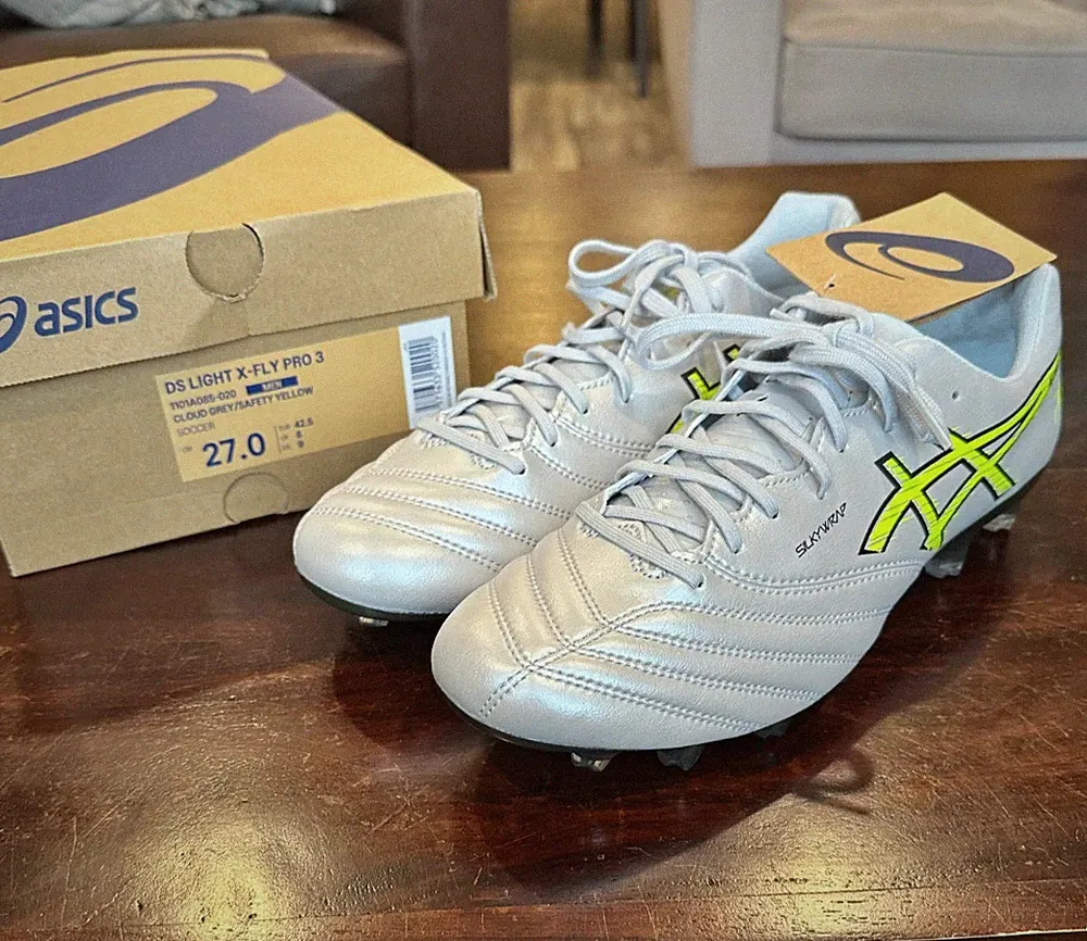 ASICS DS LIGHT X-FLY PRO 3 1101A085-20 Size 9 Men's Soccer Cleats NEW