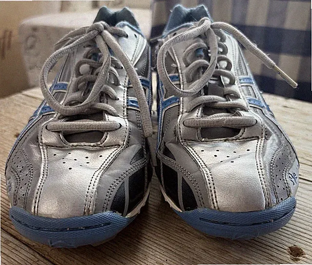 ASICS SIZE 9 Grey, Silver, And Blue Cleat IGS Athletic /Soccer SH0374￼￼