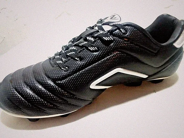 ATHLETIC WORKS YOUTH BOY'S "2" "4" "5" PREMIUM "SOCCER CLEATS" "BLACK/WHITE"