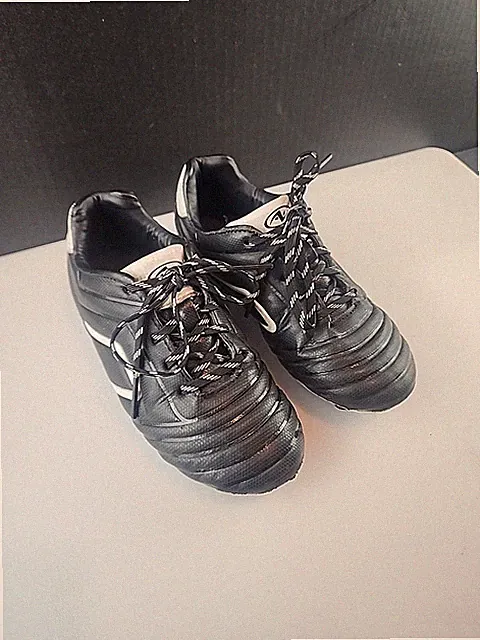 Athletic Works Youth Size 1 Premium Soccer Shoes Cleats Black/White