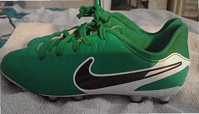 Big Kids Green Nike Size 4 Soccer Cleats Leather