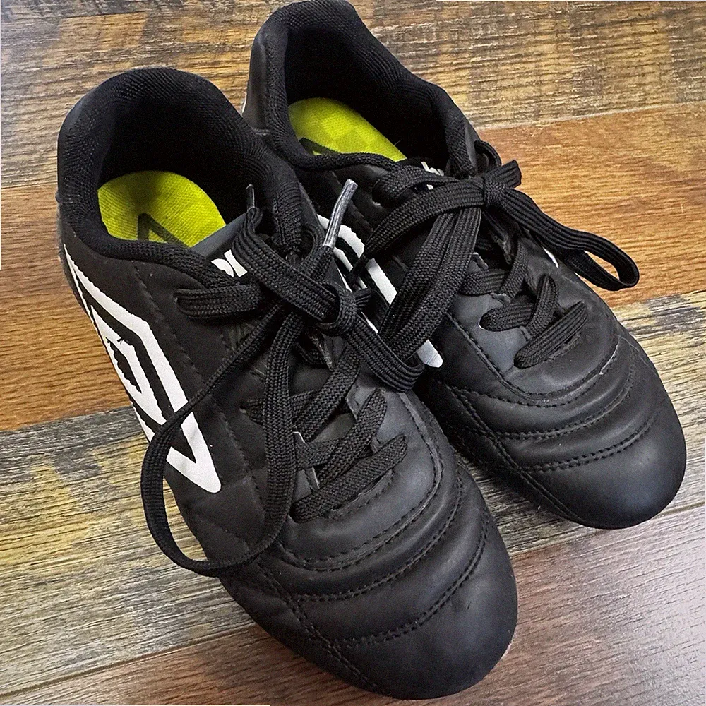 Black Umbro Soccer Cleats Youth Size 13