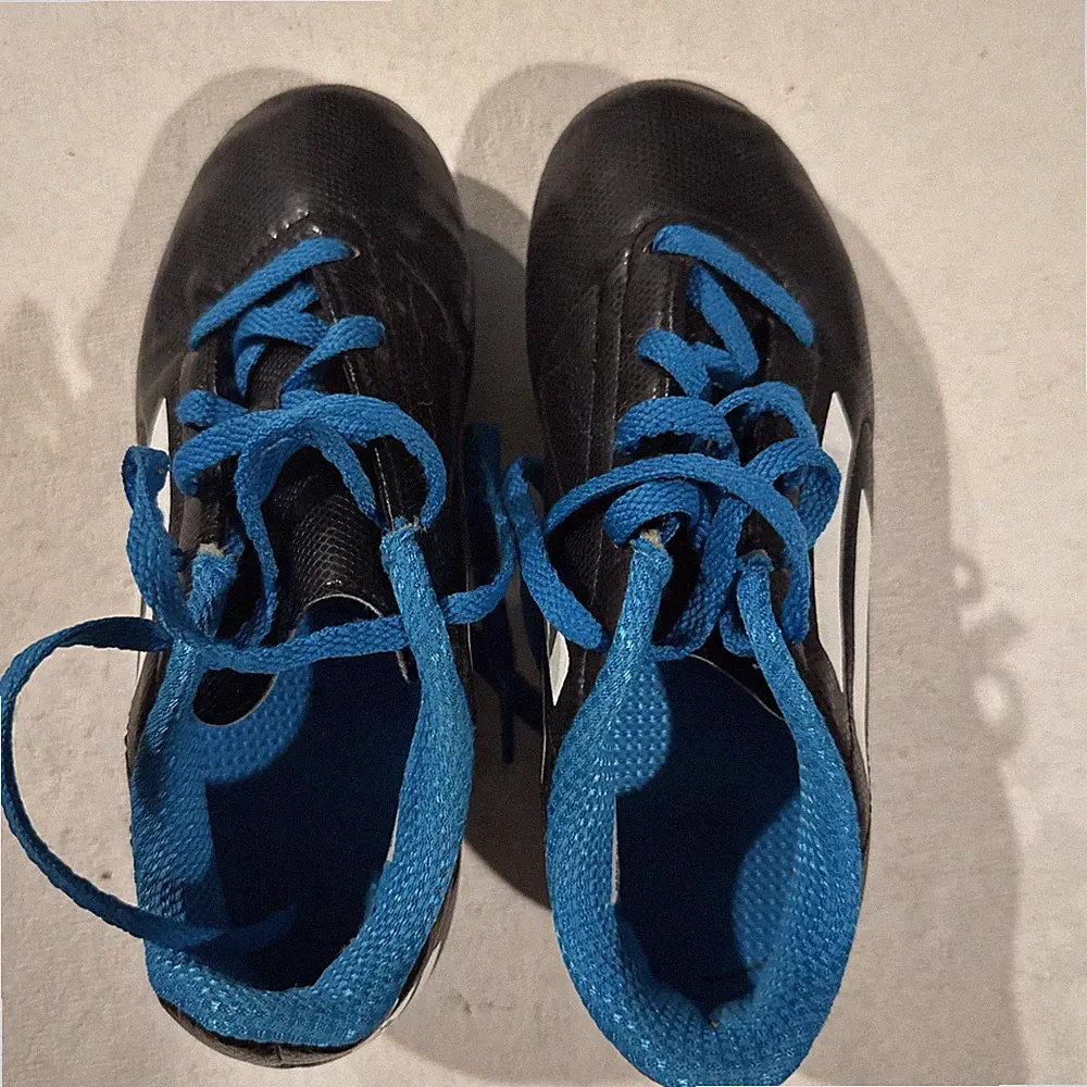 Boy’s ADIDAS Blue and White SOCCER SHOE Cleats SIZE 1 Sports Great Condition