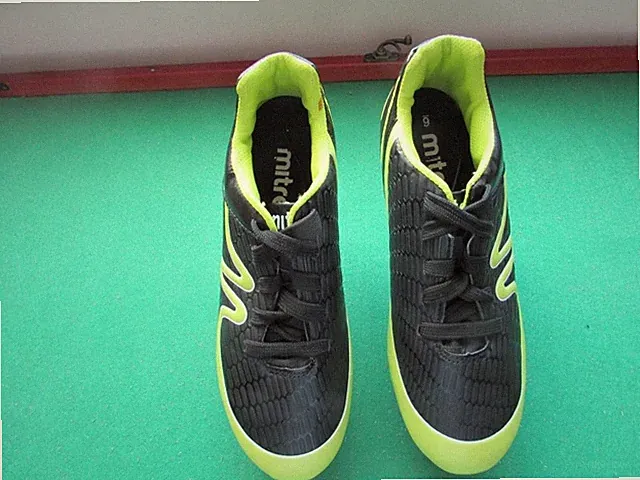 Boy's Mitre Cruzar Soccer Cleats, Black & Yellow, Size 6 (VGC)