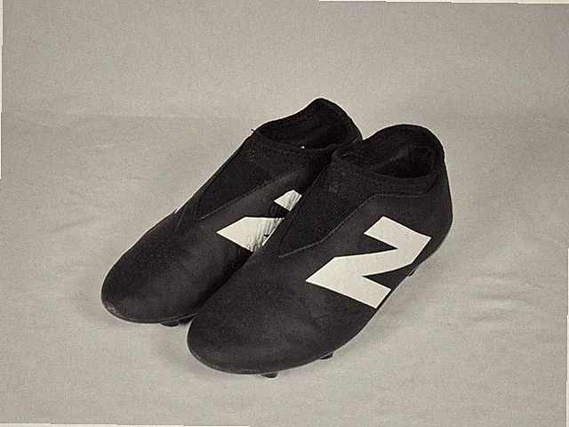 Boy's Soccer Shoes Cleats New Balance Kids Tekela Magique FG V4+ Laceless Size 4