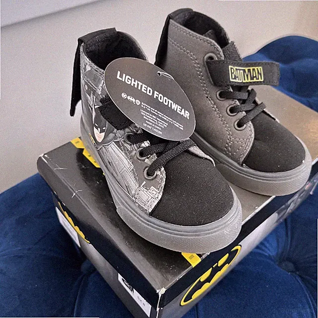 Boys Batman Light-Up Sneakers Size 8 DC Comics Superhero Shoes Black and Yellow