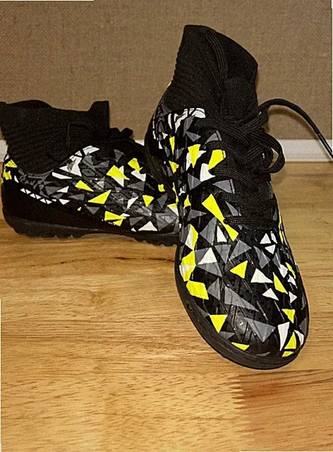 Boys Girls Indoor Soccer Shoes High Top Futsal Shoes Lightweight Little Kid size