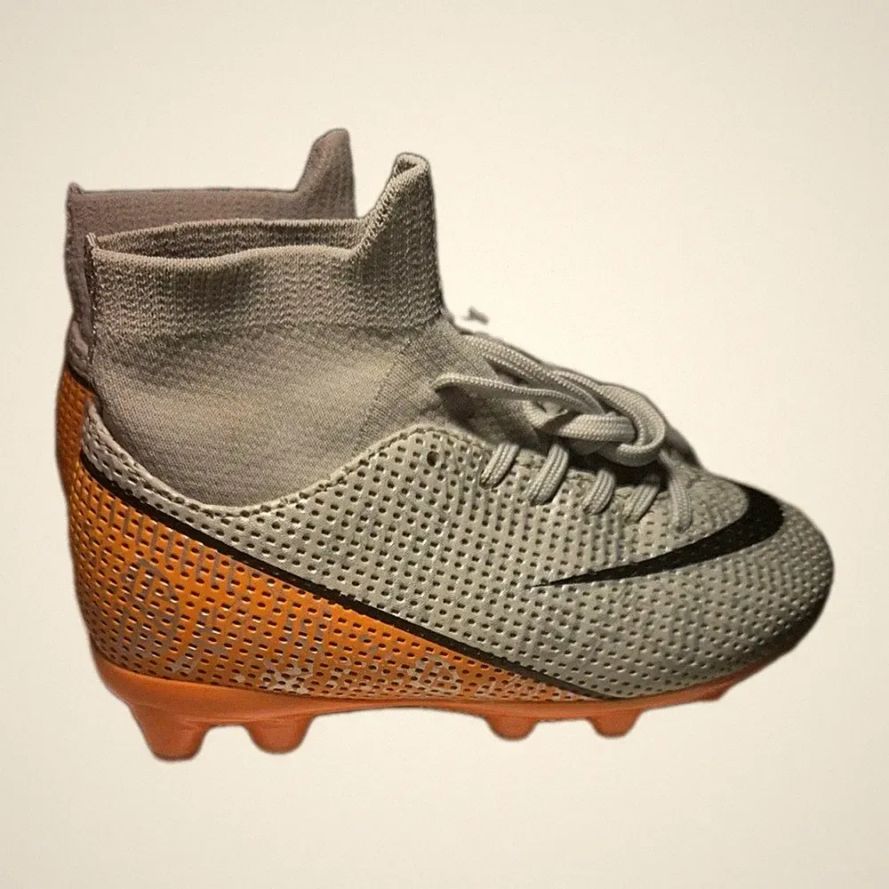 Boys Girls Soccer cleats Kids Football Training Shoes Size Euro 30 U.s 12 - 12.5