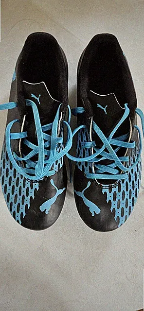 Boys/girlsSoccer Cleats Size 4 Blue/Black Lot of goals left in these cleats.